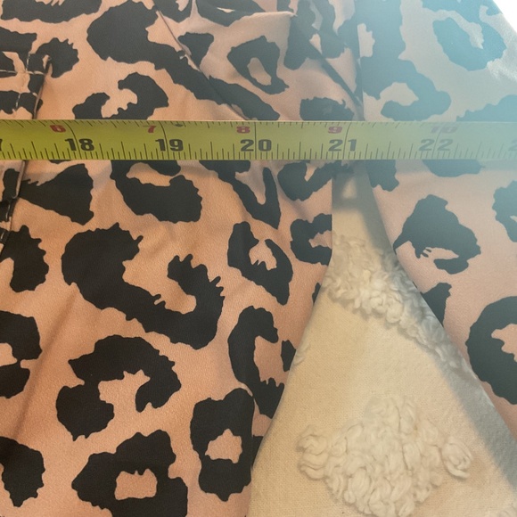 New XL. Women’s Leopard  button up shirt with long sleeves and two front pockets - Picture 12 of 12